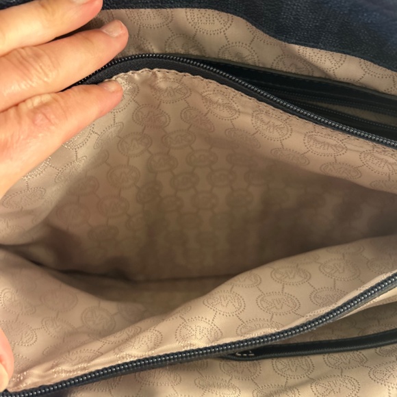 Michael Kors and Matching Wallet Set Tote - Picture 5 of 12